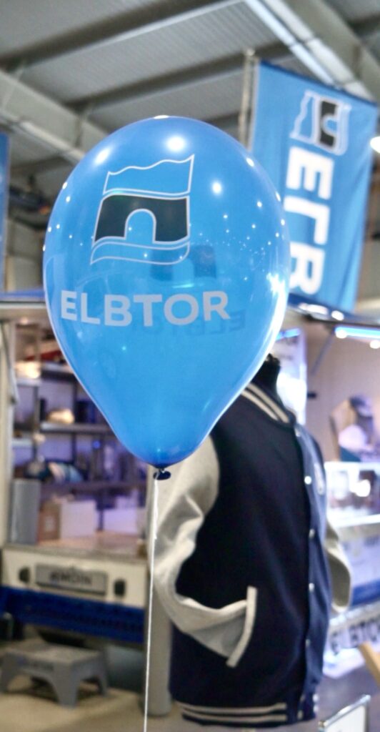 Luftballons mit dem Logo von Elbtor mobile für Kinder auf der Bremen Classic Motorshow 