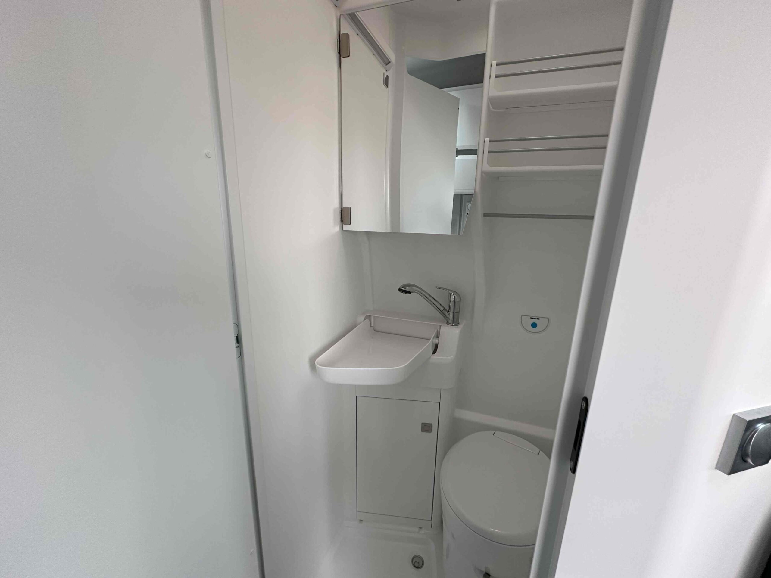 Vollwertiges Bad mit Dusche, Toilette und vielen Ablagefächern