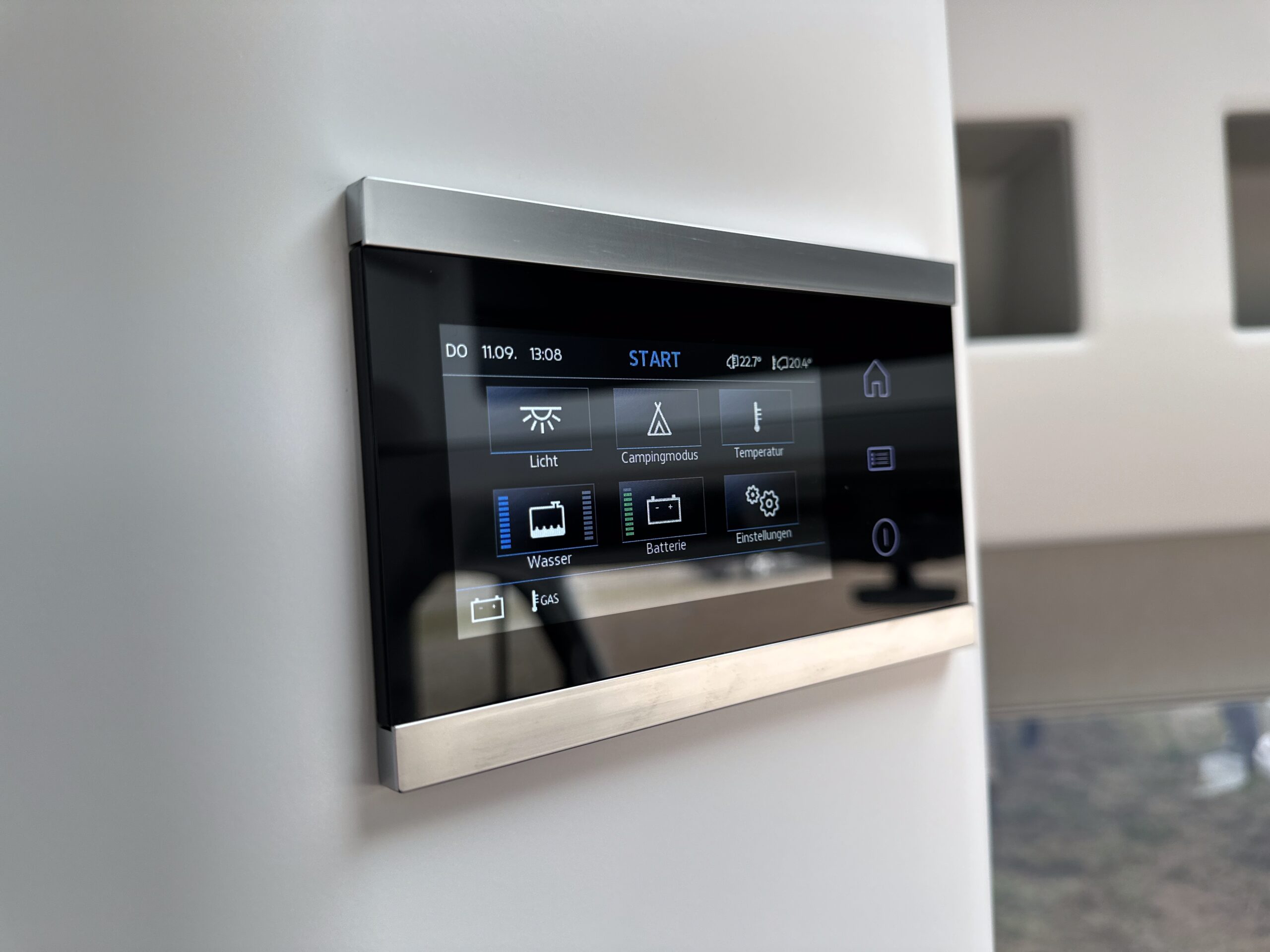 Zentrale Bedieneinheit mit Touchpad zur Steuerung der Heizung, Wasserversorgung und Solaranlage