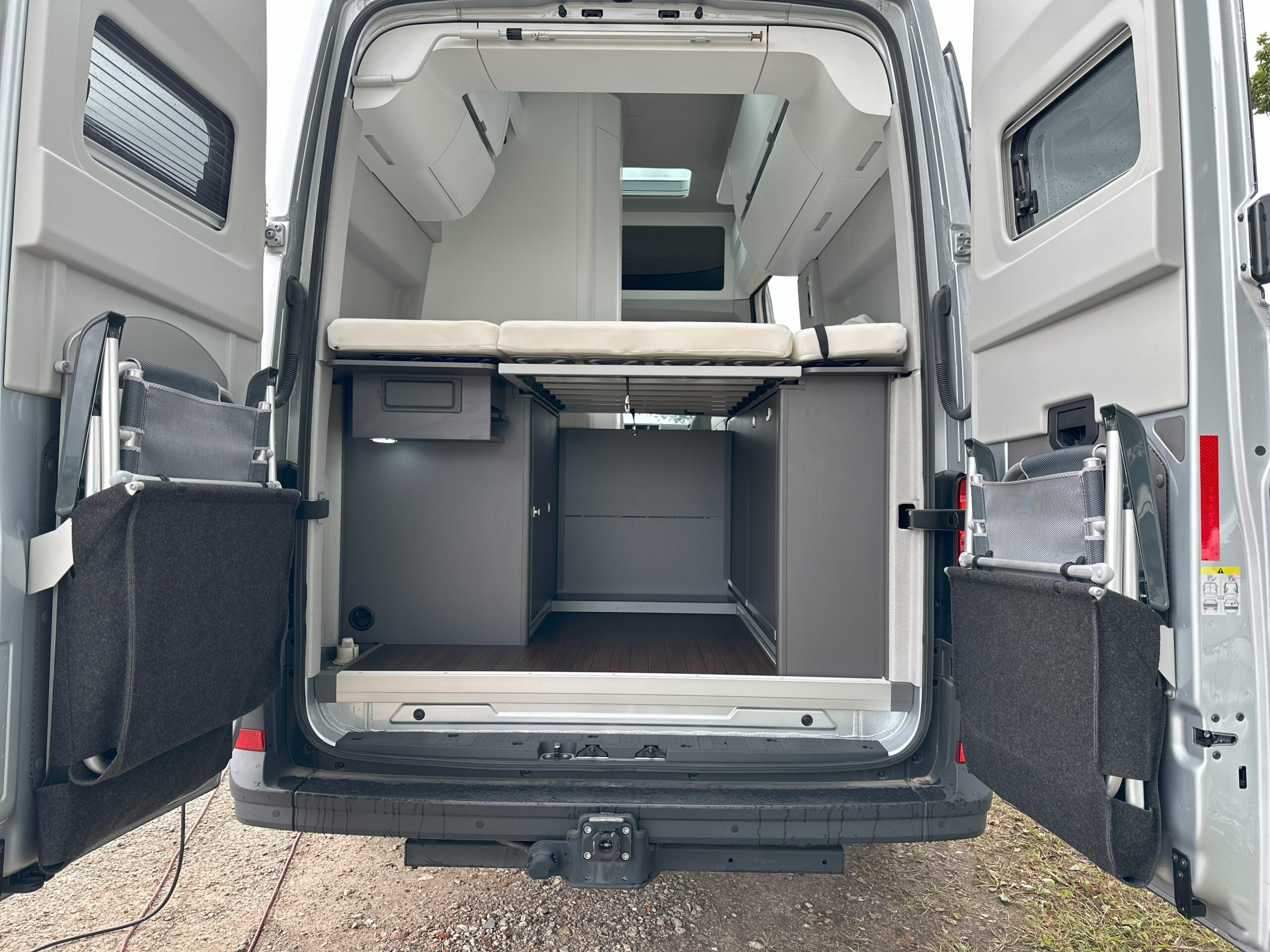 California-Klappstühle (2 Stück) & California-Campertisch für außen im Fahrzeug integriert